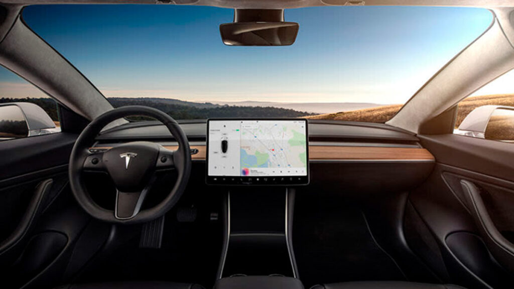 Conduce un Tesla Model 3 con el parabrisas puesto: el polémico uso del Autopilot que enciende las alarmas