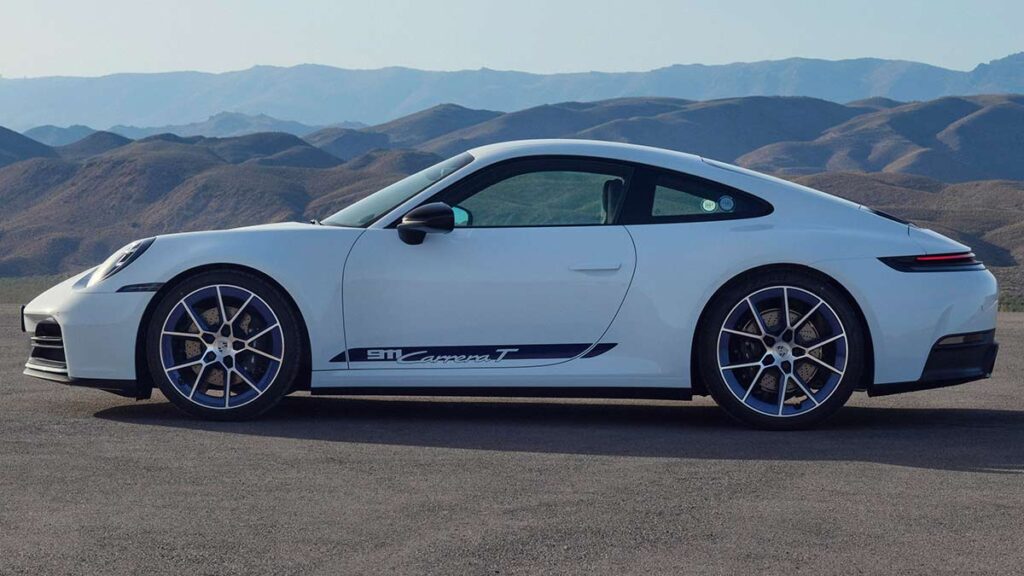 Porsche 911 Carrera T: un clásico moderno con pomo de madera y 394 CV para los más puristas