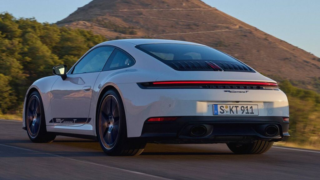 Porsche 911 Carrera T: un clásico moderno con pomo de madera y 394 CV para los más puristas