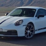 Porsche 911 Carrera T: un clásico moderno con pomo de madera y 394 CV para los más puristas