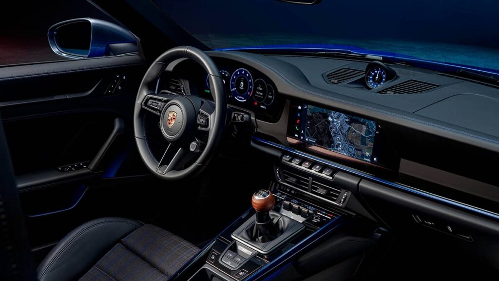 Porsche 911 Carrera T: un clásico moderno con pomo de madera y 394 CV para los más puristas