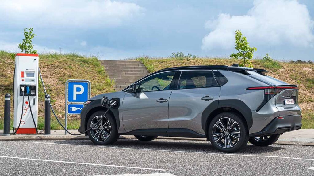 Toyota bZ4X 2025: más autonomía y rebaja de precio para el SUV eléctrico nipón