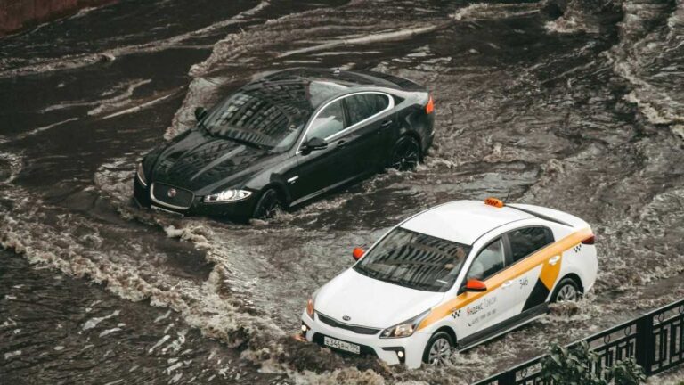 inundación coches