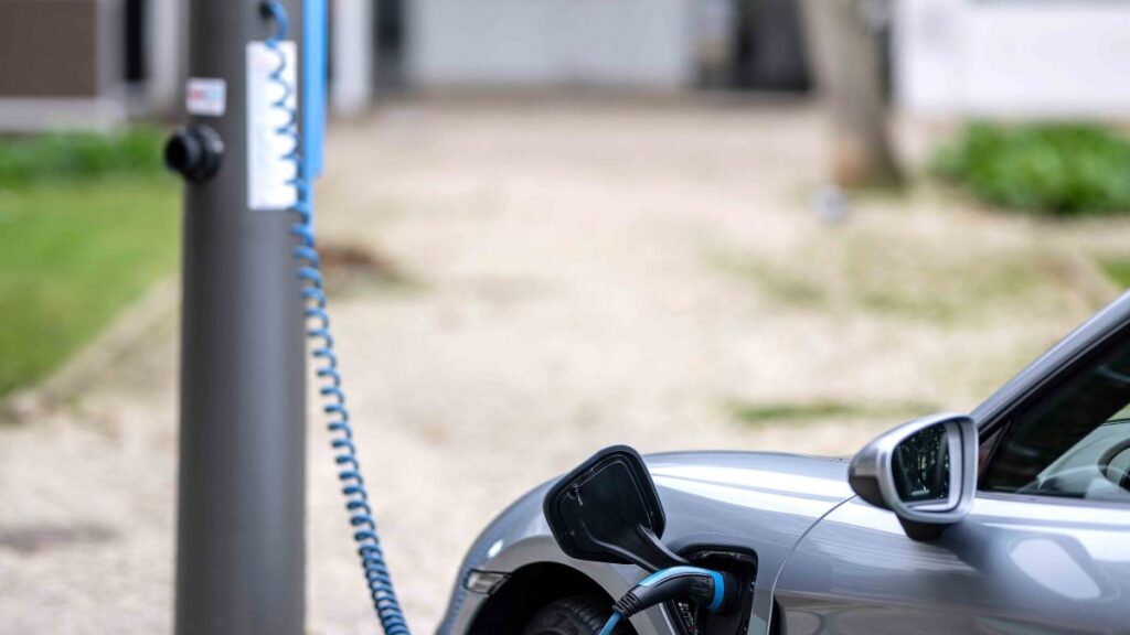 cargadores coches eléctricos en farolas