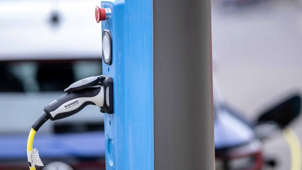cargadores coches eléctricos en farolas