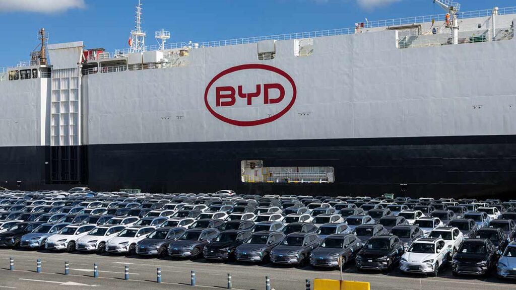 Aranceles y coches chinos: la guerra comercial de Trump y Biden que cambia el mercado automovilístico