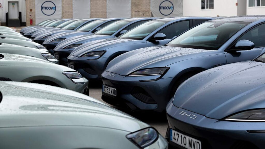 Aranceles y coches chinos: la guerra comercial de Trump y Biden que cambia el mercado automovilístico
