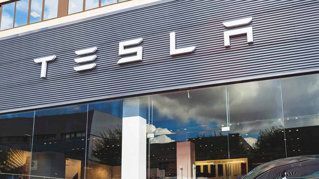 Cómo Stellantis y Tesla evitarán las multas que amenazan al coche europeo