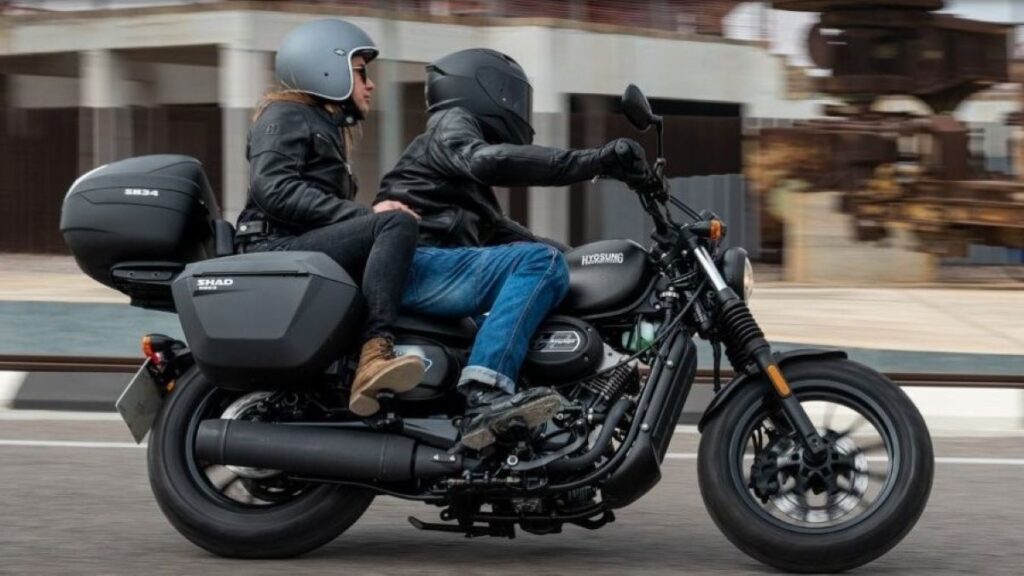 Hyosung Bobber GV125S acción