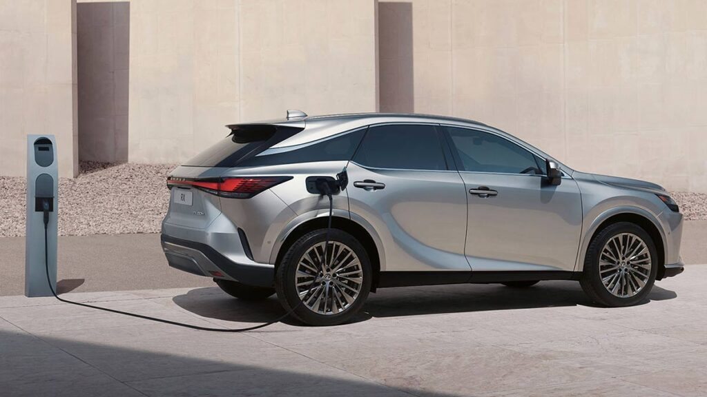 Lexus RX 2025: el SUV híbrido de lujo con tecnología Toyota se renueva con más equipamiento