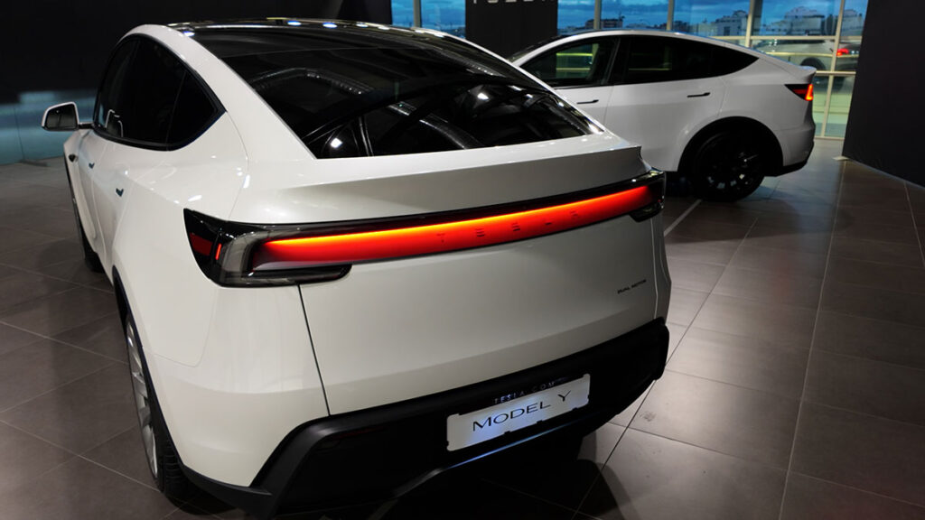 Tesla Model Y 2025