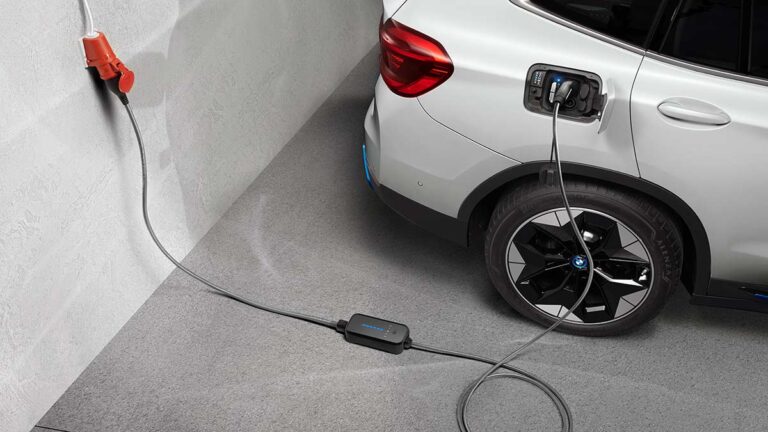 Trump frena el impulso de los coches eléctricos en Estados Unidos