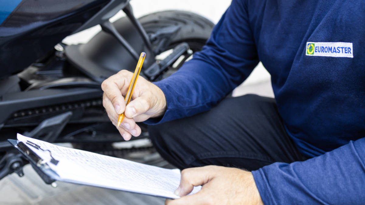 Un buen mantenimiento de la moto clave para pasar la ITV y circular con seguridad Foto Euromaster