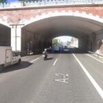 Corte total del tráfico en la A-2 por la instalación de una pasarela peatonal