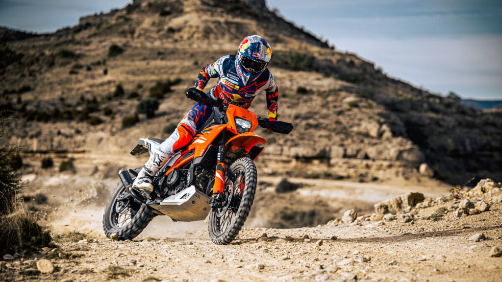 662249_MY25-KTM-390-ENDURO-R-R-Action-Cat-B_01_ACTION_KTM-125-_-390-ENDURO-R