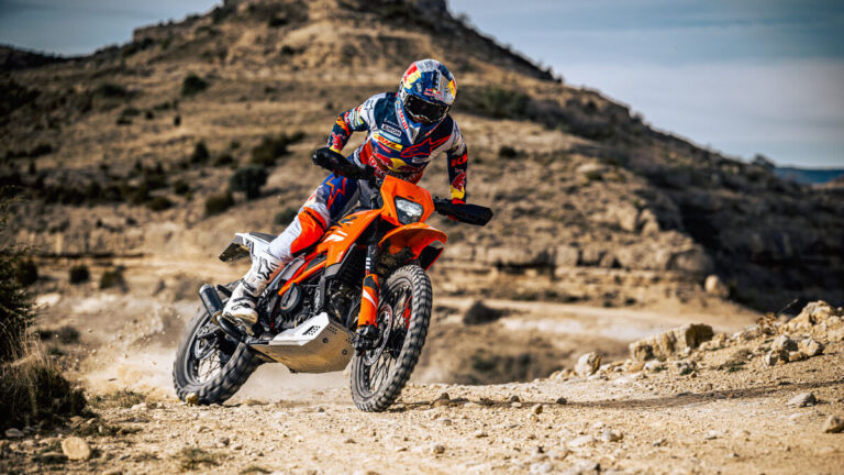 662249_MY25-KTM-390-ENDURO-R-R-Action-Cat-B_01_ACTION_KTM-125-_-390-ENDURO-R