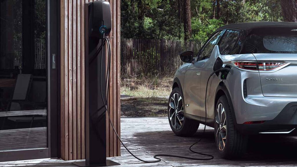 Europa replantea la prohibición de coches gasolina en 2035: el giro hacia los híbridos enchufables