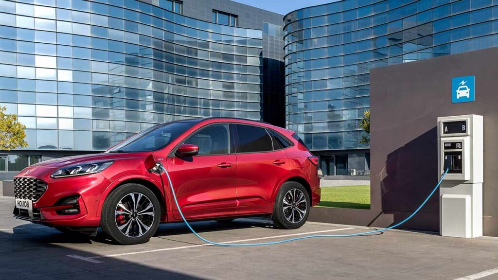 Europa replantea la prohibición de coches gasolina en 2035: el giro hacia los híbridos enchufables