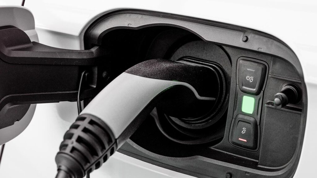Europa replantea la prohibición de coches gasolina en 2035: el giro hacia los híbridos enchufables