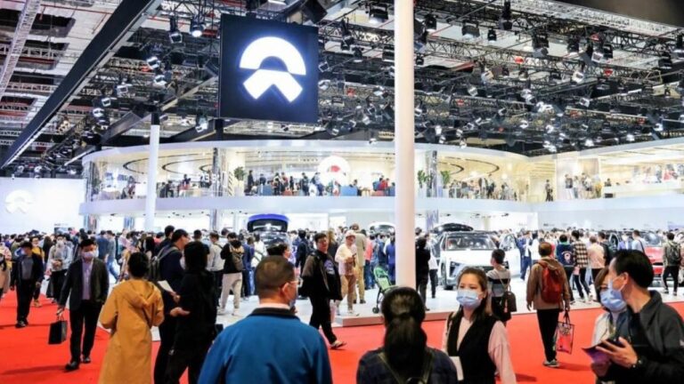 publico-en-el-salon-del-automovil-de-shanghai-de-2021