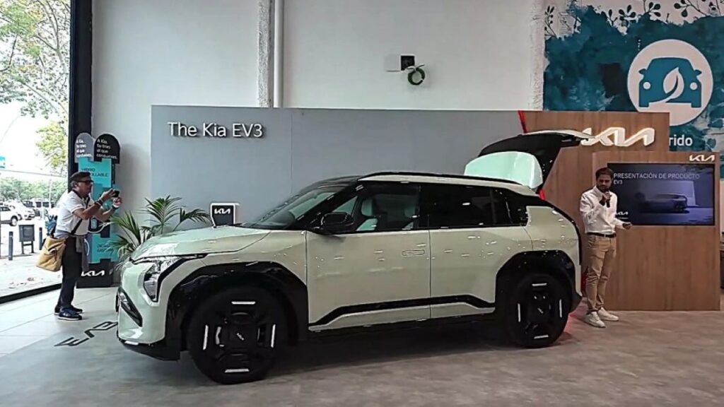 un-cliente-observa-el-electrico-kia-ev3