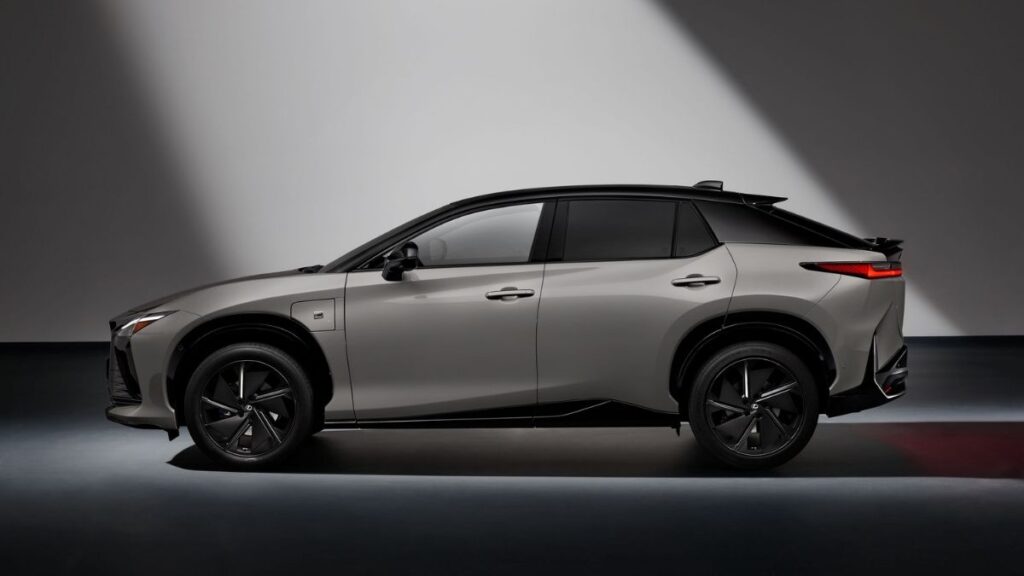 Lexus RZ lateral