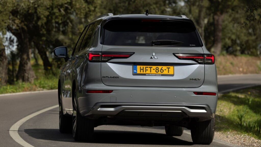 Mitsubishi Outlander PHEV 2025