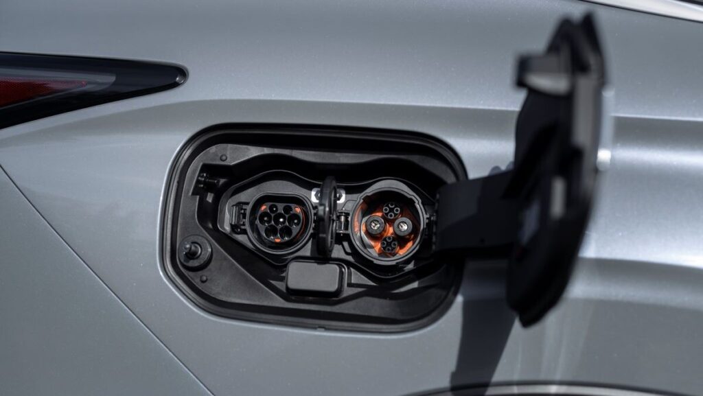 Mitsubishi Outlander PHEV 2025