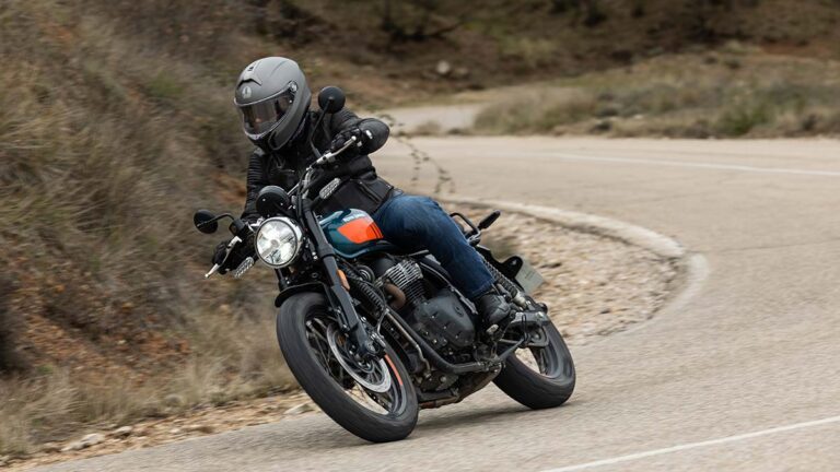 Prueba Royal Enfield Bear 650: cuando la nostalgia te conduce a una vida más intensa 