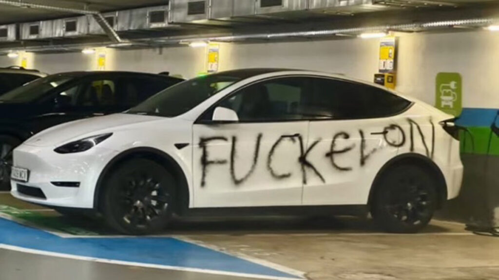 Tesla vandalizado