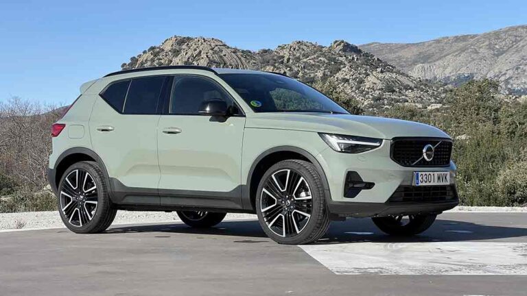 Volvo XC40 B4 2025