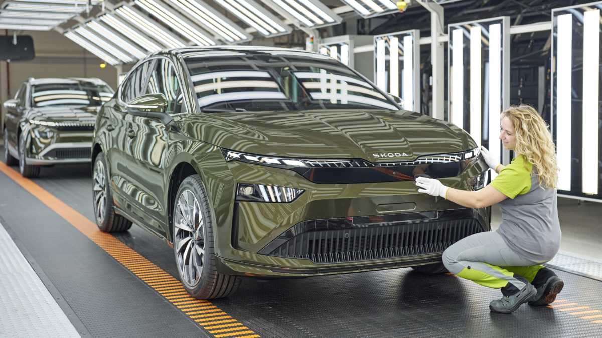 skoda auto comienza la produccion de los nuevosenyaq y enyaq coupe 1