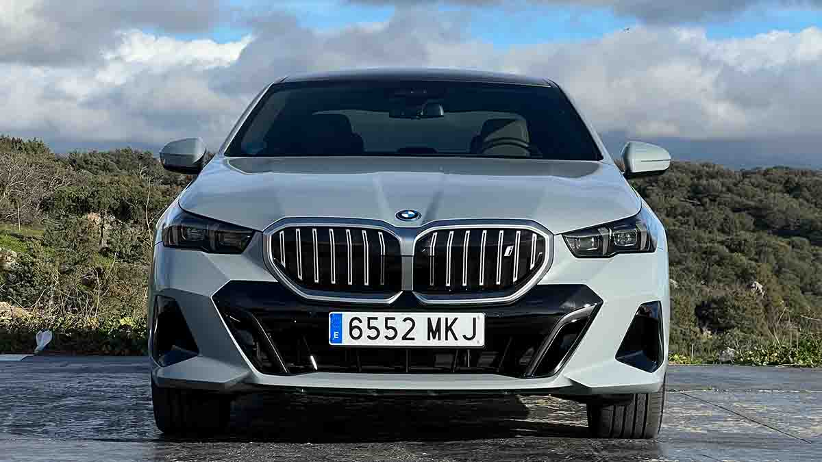 1_BMW-i5-e40drive-gris-exterior-delantero