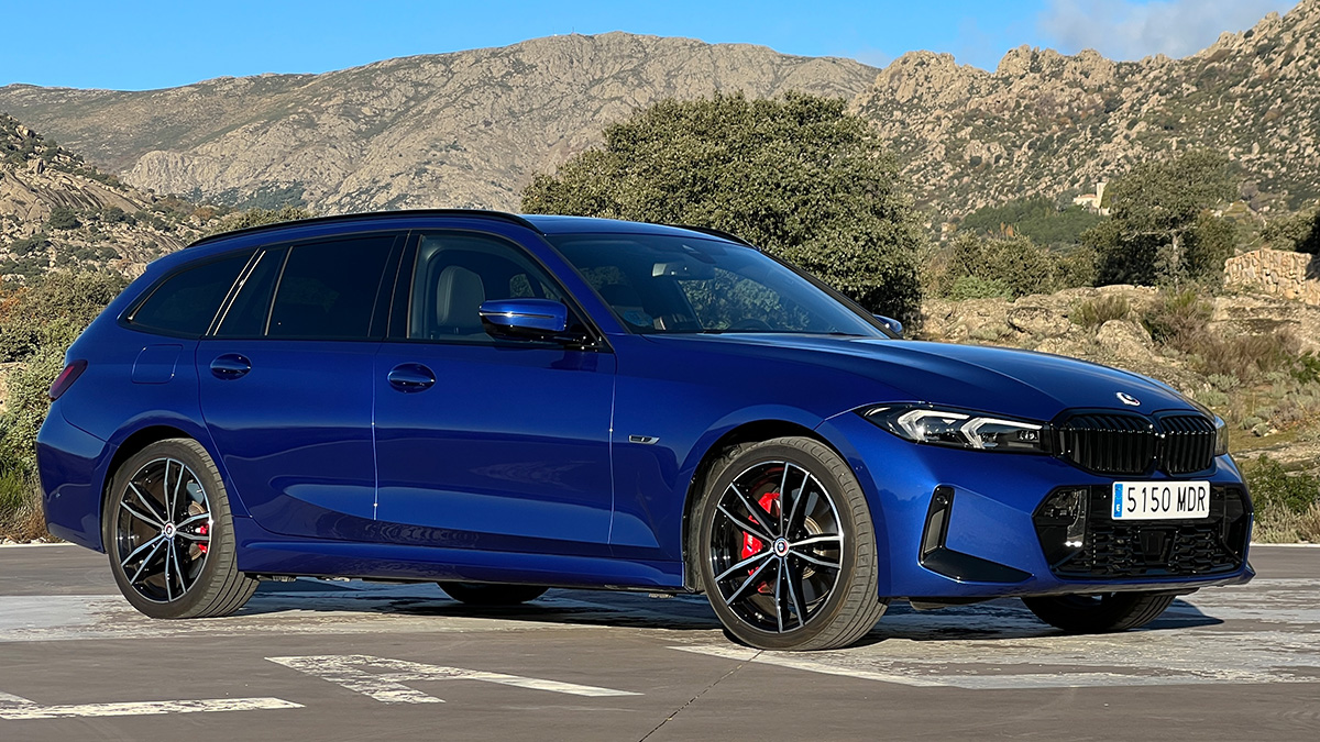 2_BMW-330e-Touring-2023