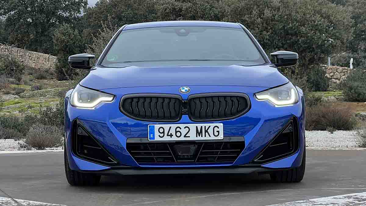2_BMW-M240i-2024-exterior-azul