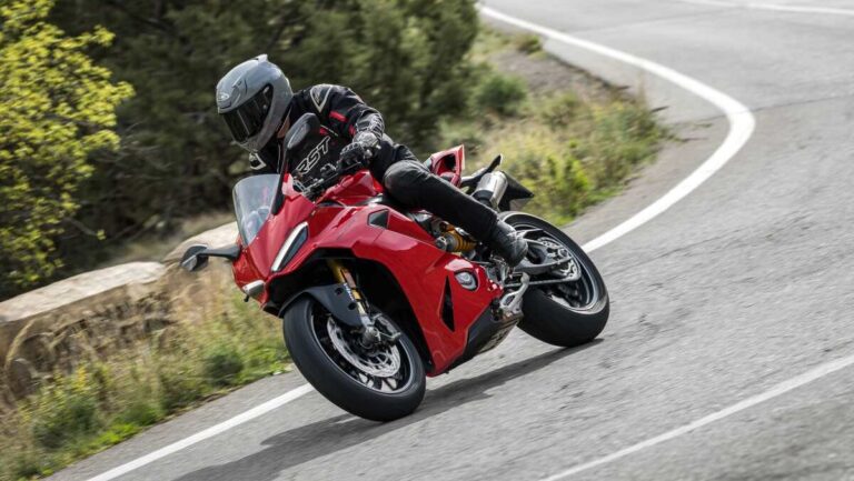 Ducati_Panigale_V2_S_2025_accion_3