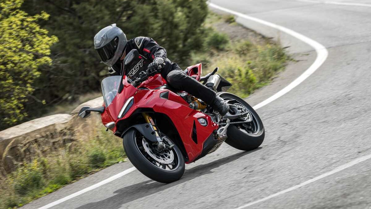 Ducati_Panigale_V2_S_2025_accion_3