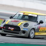 ¿Cómo se conduce un Mini de carreras con respecto al de calle? Así va el de la Copa Racer Confortauto