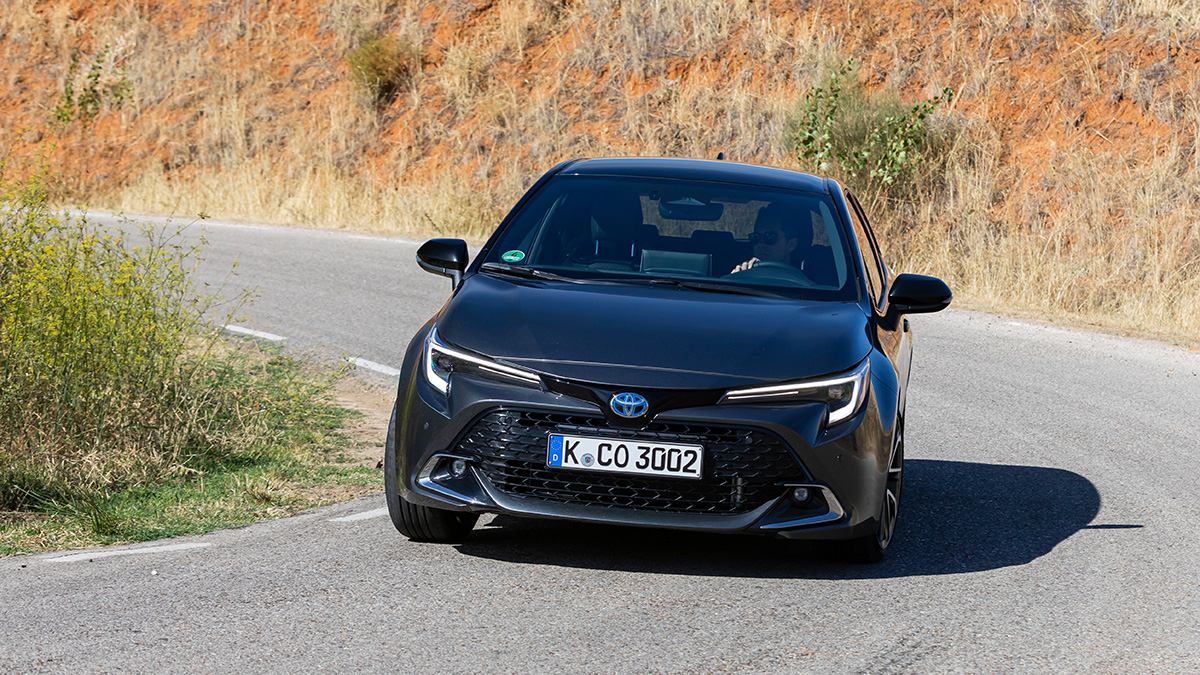 toyota corolla 2023 5 puertas delantera en marcha