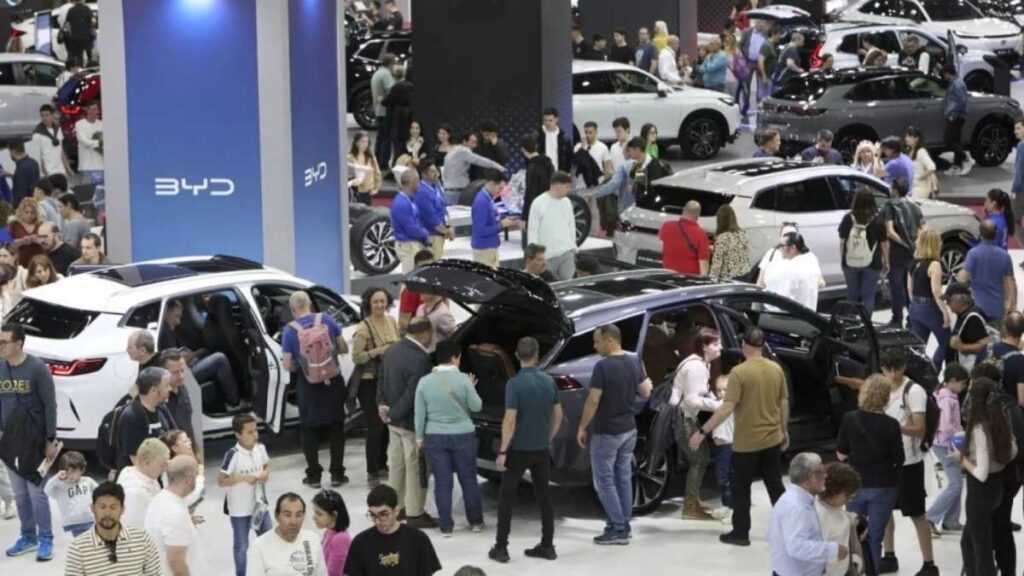 El Salón de Barcelona sintetiza la paradoja de un sector que teme el auge de las marcas chinas pero que copan la muestra e impulsan un mercado sacudido por los aranceles