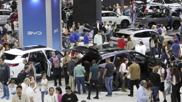 El Salón de Barcelona sintetiza la paradoja de un sector que teme el auge de las marcas chinas pero que copan la muestra e impulsan un mercado sacudido por los aranceles