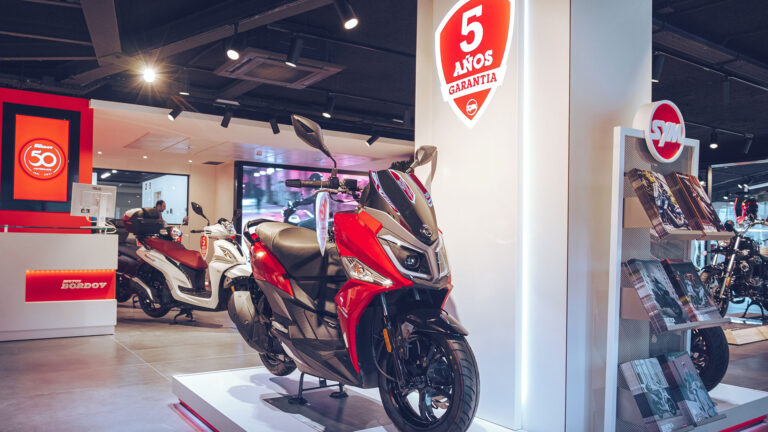 Las matriculaciones diarias de motocicletas crecen en abril, aunque en el mes se reducen 