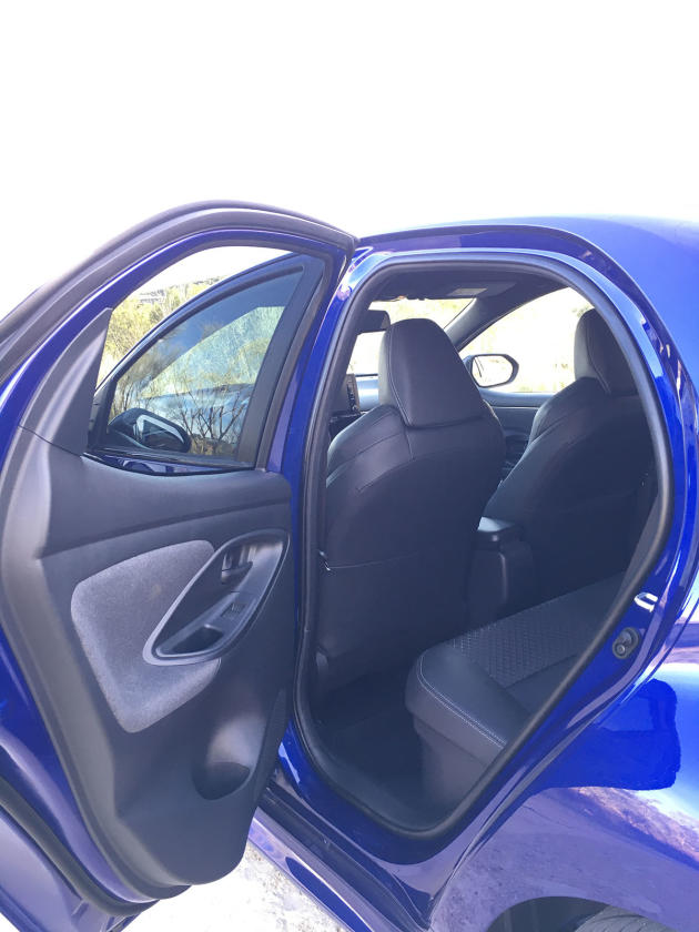 toyota-yaris-120h-style-1_g