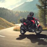 Bajaj presenta en España la Dominar 400 2025 sin subir de precio, con actualizaciones técnicas y, por fin, en nueva variante de color rojo