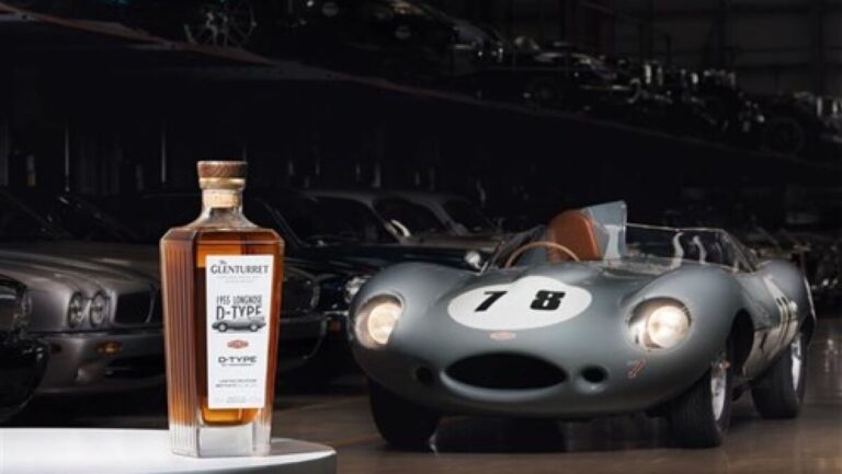 Jaguar celebra el 70 cumpleaños del D-Type como solo los británicos saben hacerlo: con un whisky de 2.200 libras