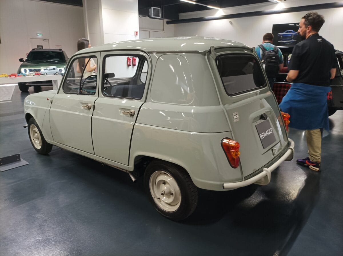 Renault 4 vs Renault 3