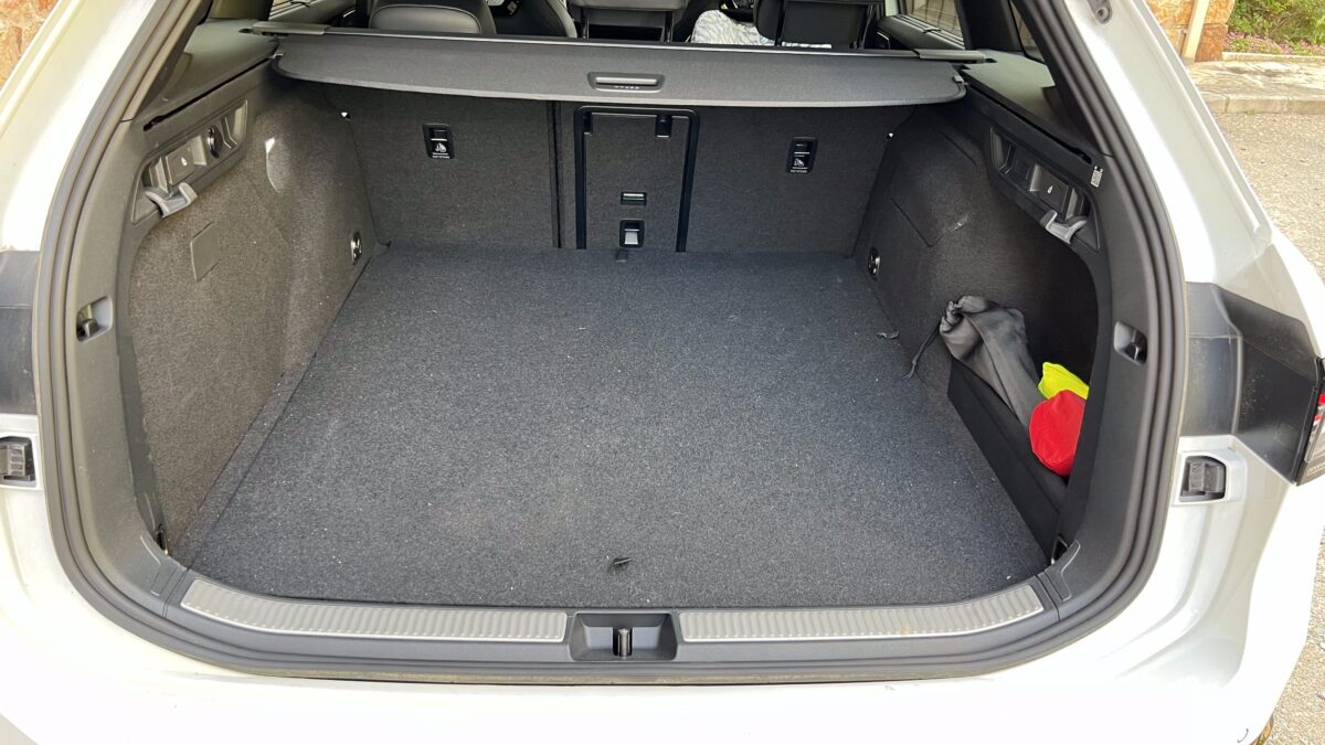 VW Passat e Hybrid 272 R Line 11 e1751630752418