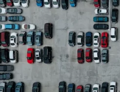 vista-cenital-de-un-aparcamiento-de-coches-unsplash_89_1000x530