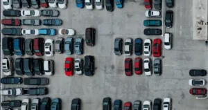 Prohibir anuncios de coches de combustión: otra vuelta de tuerca contra la movilidad privada