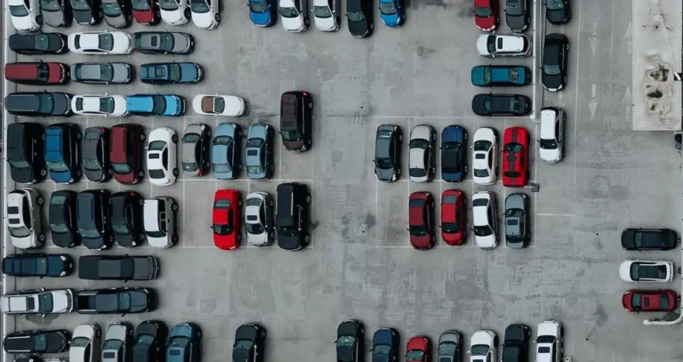 vista cenital de un aparcamiento de coches unsplash 89 1000x530